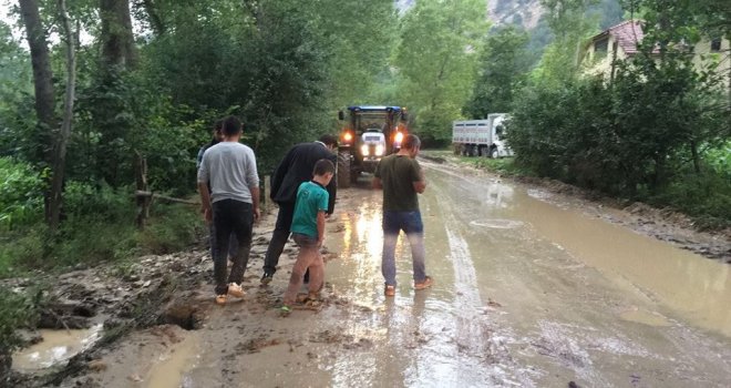 Yoğun Yağmur Mudurnuda Köy Yollarını Vurdu