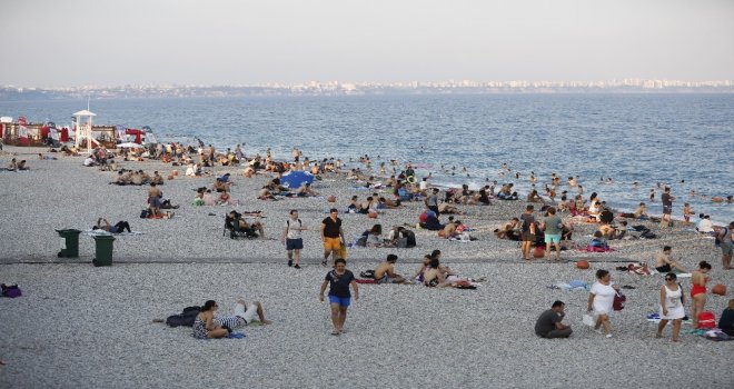 Antalyalılardan Konyaaltı Sahiline Yoğun İlgi