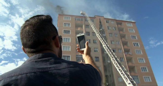 Dumanı Gören Telefona Sarıldı