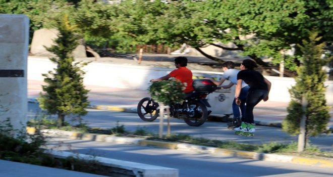 Motosikletin Arkasına Asılan Patenci Gençler Ölüme Davetiye Çıkardı