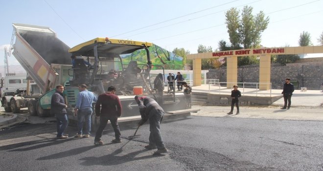 Başkalede Yol Asfaltlama Çalışması