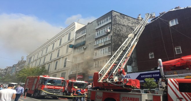 Fatihte Korkutan Yangın Nedeniyle Cadde Trafiğe Kapatıldı