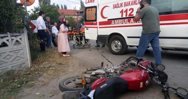 Sakaryada Motosiklet İle Otomobil Çarpıştı: 2 Yaralı