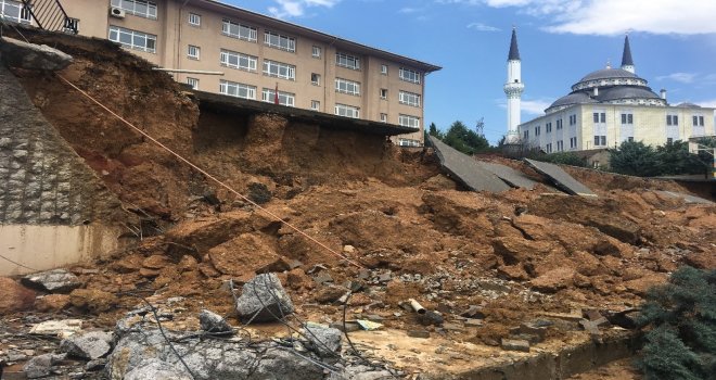 İstanbulda Yoğun Yağış Nedeniyle Okulun Duvarı Çöktü