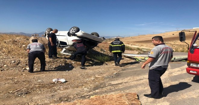 Otomobilde Sıkışan Sürücüyü İtfaiye Kurtardı