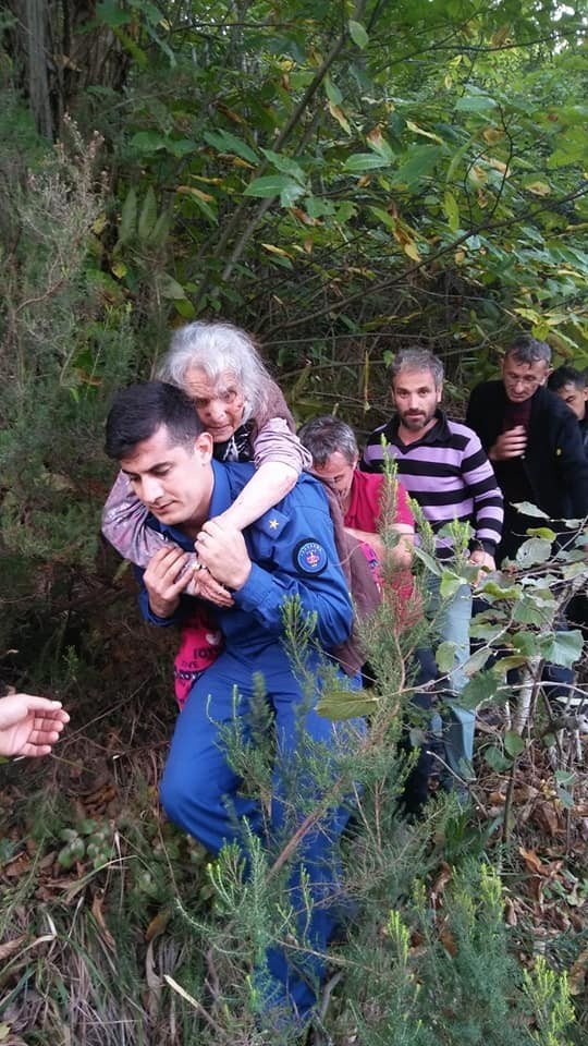 Jandarma Ayşe Teyzeyi Sırtında Taşıyarak Kurtardı