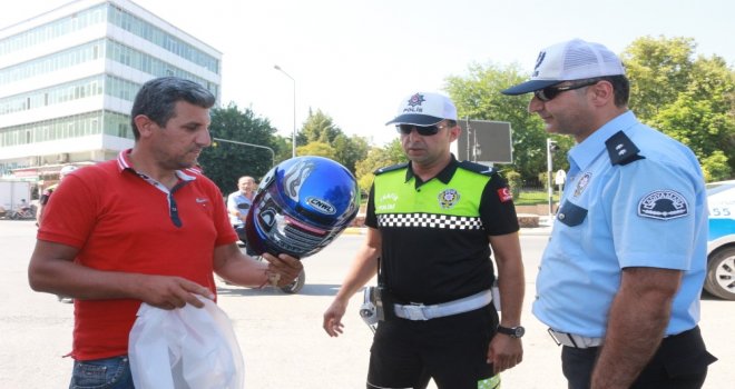 Polis, Denetimlerde Kaskı Olmayan Sürücülere Kask Hediye Etti