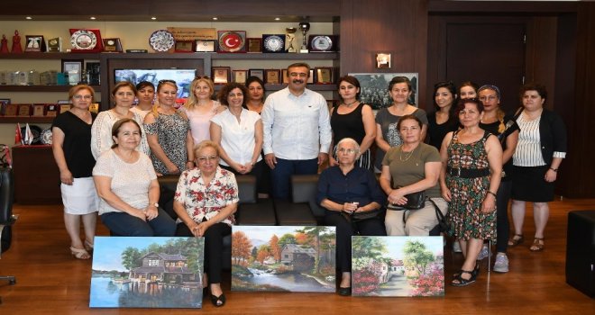 Resim Kursiyerleri Soner Çetine Tablolarını Hediye Etti