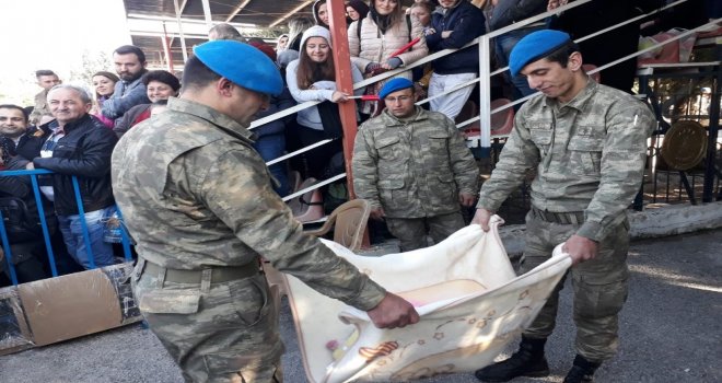 Ağlayan Bebeği Mehmetçik Sallayarak Uyuttu