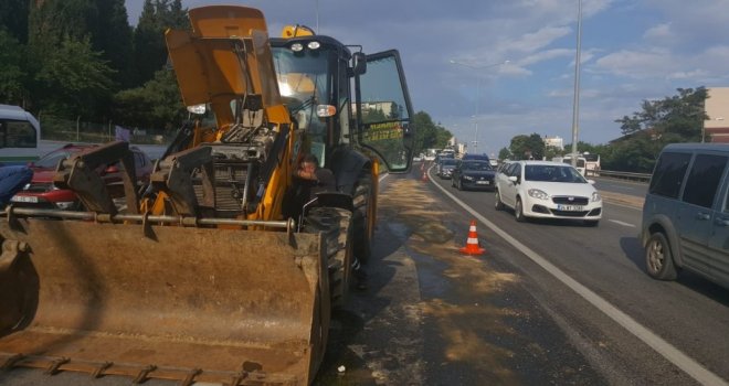 (Özel) Yola Akan Hidrolik Yağ Trafiği Kilitledi