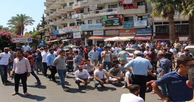 Kuşadasında Esnaf Kepenk İndirip, Yolu Kapattı