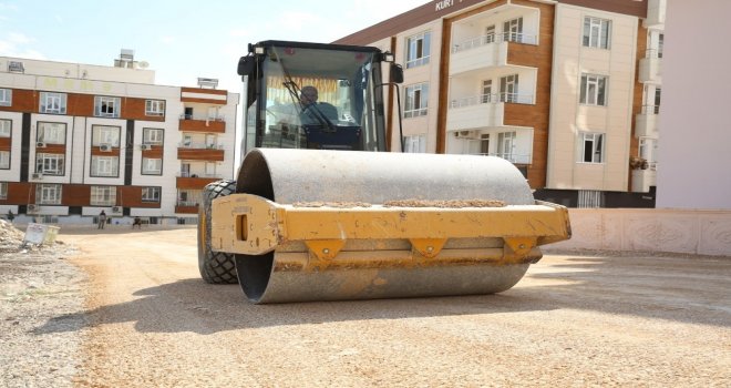 Karaköprüde Yol Yapım Çalışmaları Sürüyor