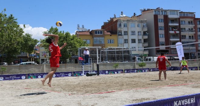 Develide Plaj Voleybolu Turnuvası Başladı