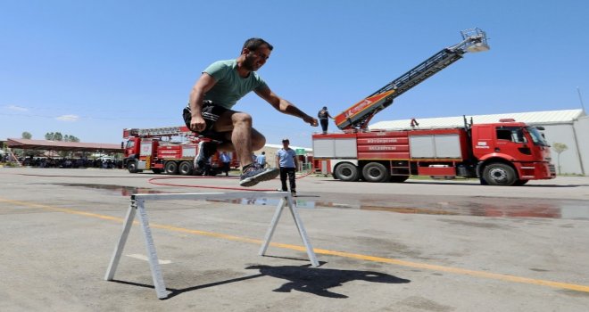 İtfaiye Eri Olmak İçin Zamanla Yarıştılar