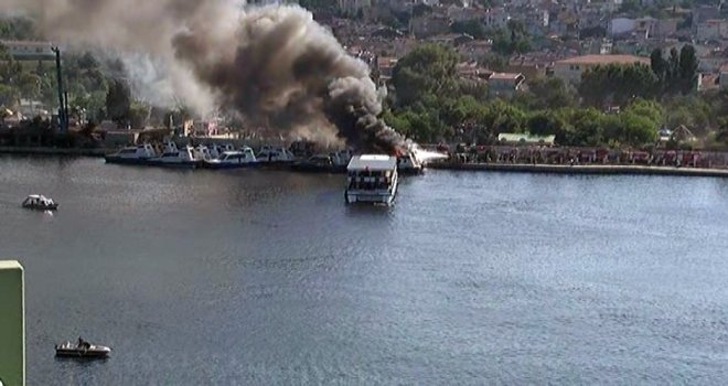 Haliçte Deniz Taksilerde Yangın Paniği