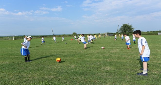 Serdivan Yaz Futbol Okulu Yeşil Sahalarda