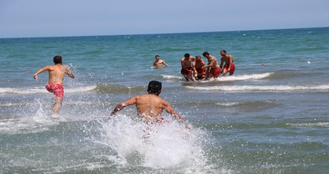 Serinlemek İçin Denize Giren 2 Genç Boğulma Tehlikesi Geçirdi