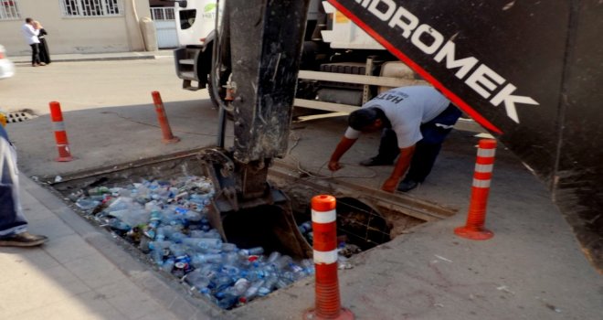 Hatayda Rögarlardan Plastik Şişe Fışkırdı