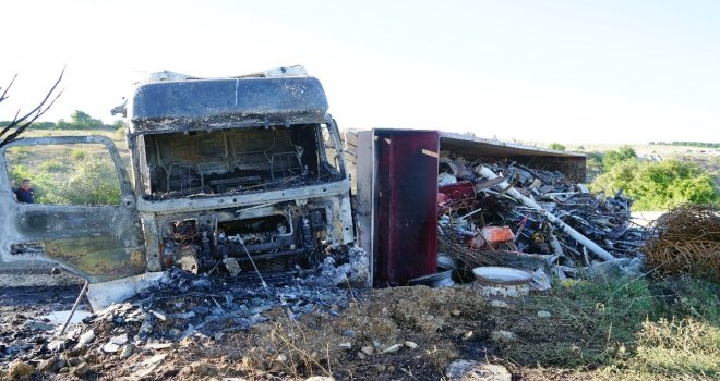 Kastamonuda Hurda Yüklü Kaza Yapan Tır Alev Aldı