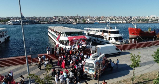 Vatandaşlar Teknelerle 15 Temmuz Şehitler Köprüsüne Akın Etti