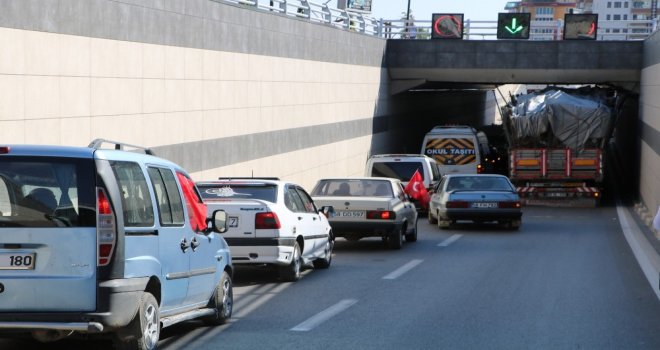 Hurda Yüklü Tır Alt Geçitte Sıkıştı