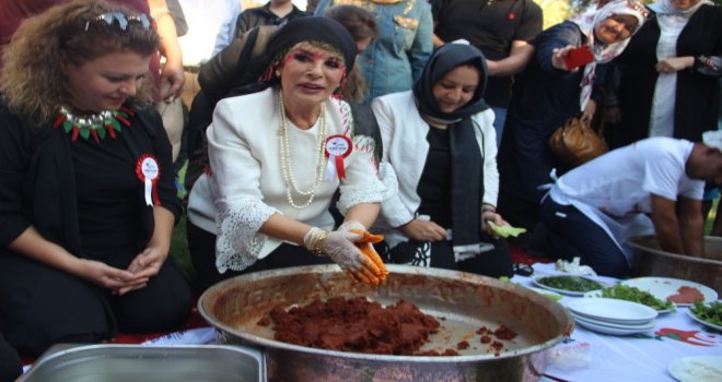 Şanlıurfada Hülya Koçyiğit Çiğ Köfte Yoğurup Halay Çekti