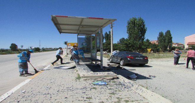 İki Otomobilin Çarpıştığı Kaza Güvenlik Kamerasında