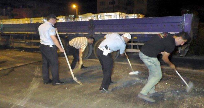 Yol Kapanınca Temizlik Polislere Kaldı