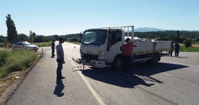 Gedizde Trafik Kazası: 2 Yaralı