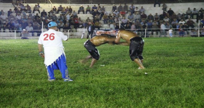 Pehlivanlar Er Meydanına Gece Çıktılar