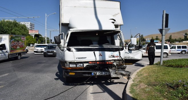 Kamyon Kırmızı Işıkta Bekleyen Araçların Arasına Daldı