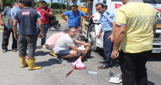 Yoldan Çıkıp Sürüklenen Motosiklet Ters Yönden Gelen Kamyonun Altına Girdi