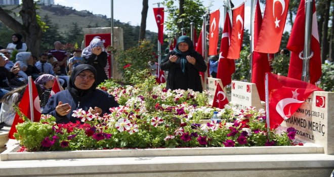 Karşıyaka Mezarlığındaki 15 Temmuz Demokrasi Şehitliğinde Anma Programı Düzenlendi