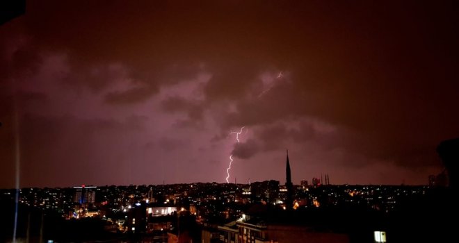 İstanbulda Gökyüzünü Şimşekler Aydınlattı