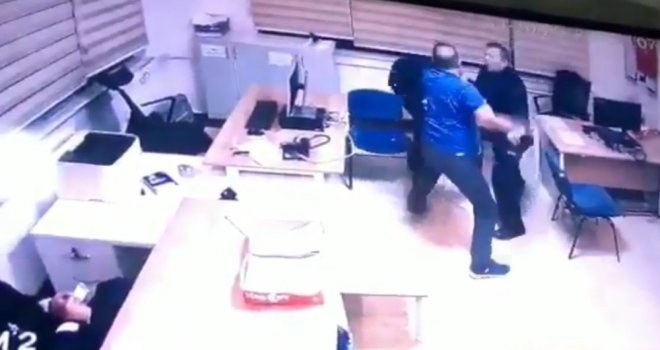 Demir Çubukla Polisi Yaraladı