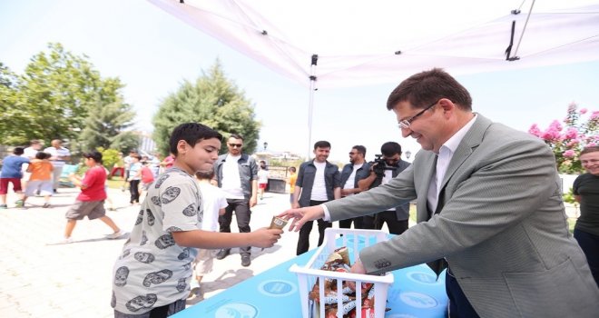 Merkezefendide Kuran Öğrenen Çocuklara Dondurma İkramı