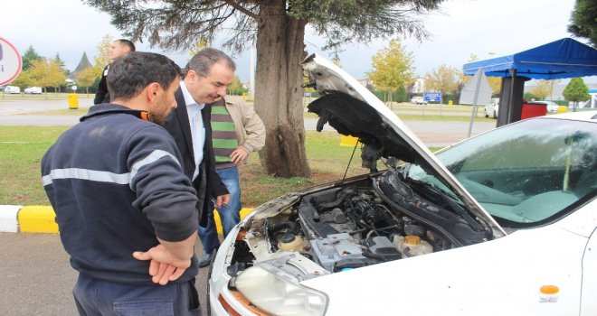 Kaldırıma Çarparak Yanan Otomobili Vatandaşlar Söndürdü