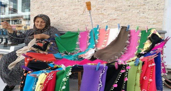 Hediye Ninenin Şemsiye Üzerine Açtığı Tezgahta Rengarenk Hediyelikleri