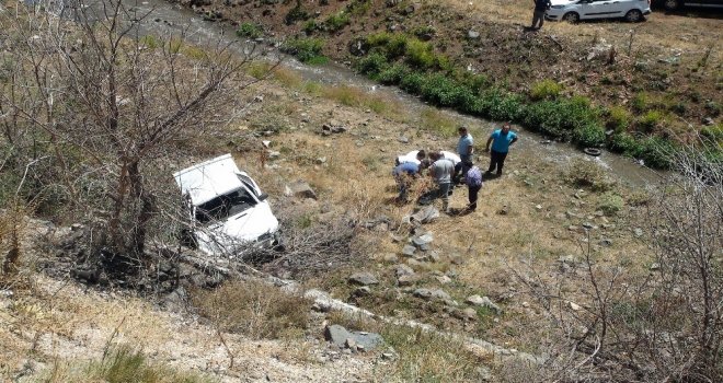 Otomobil 20 Metre Yükseklikten Dere Yatağına Uçtu: 3 Yaralı