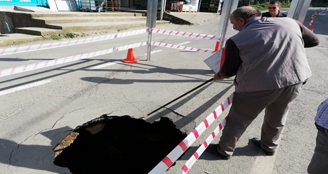 Adı Sellerle Gündeme Gelen Rizenin Muradiye Beldesinde Bu Kez Yol Çöktü