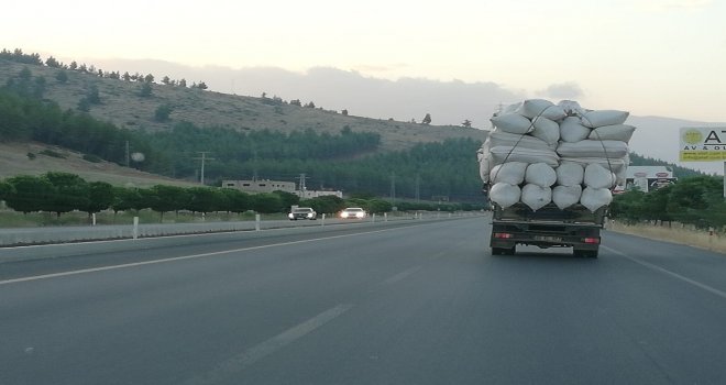 Saman Yüklü Kamyon Beşik Gibi Sallandı