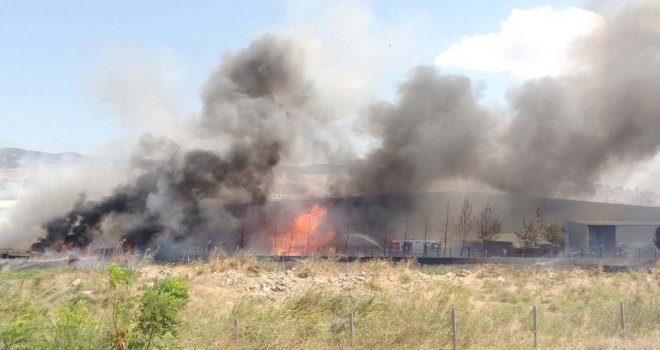 İzmirdeki Fabrika Alev Alev Yandı