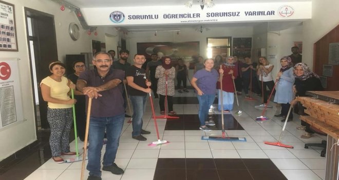 Okul Müdürü Ve Öğretmenler Okul Temizliği Yaptı