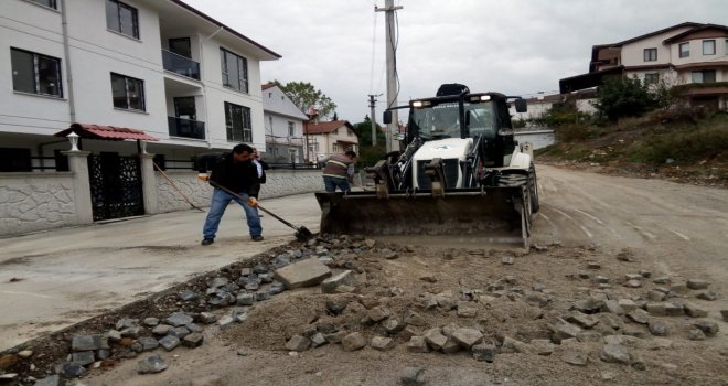 Ekipler Kaldırımı Olmayan Yollarda Çalışma Yapıyor