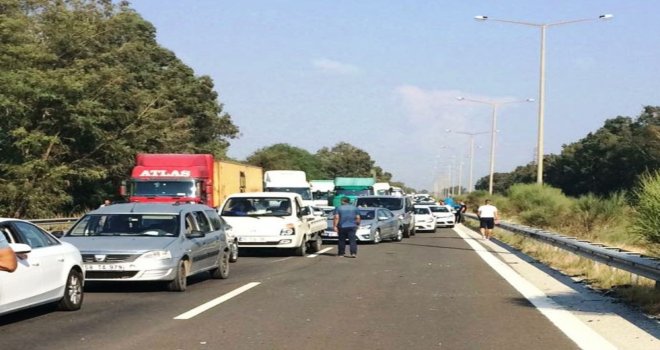 Yüksek Gerilim Hattı Kopunca Otoban Trafiğe Kapandı