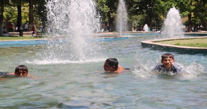 Hava Sıcaklığından Bunalan Çocuklar Süs Havuzunda Serinliyor