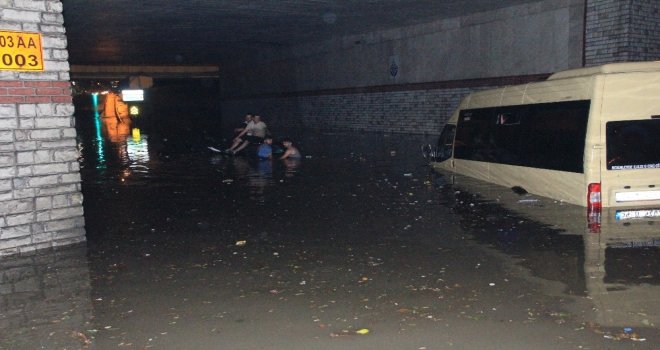 Alt Geçitte Mahsur Kalan Sürücüler, Aracın Üzerine Çıkıp Oturdular