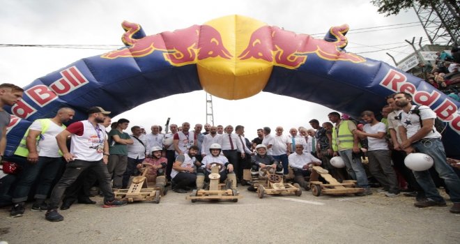 Gençlik Ve Spor Eski Bakanı Osman Aşkın Bak, Red Bull Formulazda Tahta Araba İle Yarıştı