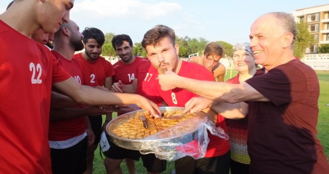 Burhaniyeli Futbolculara Baklava Ziyafeti