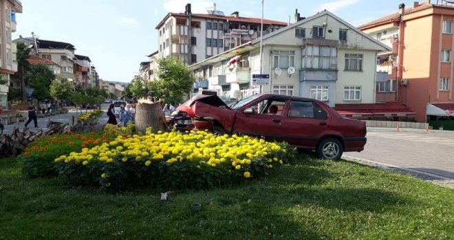 Zonguldakta Kontrolden Çıkan Otomobil Refüje Çıktı